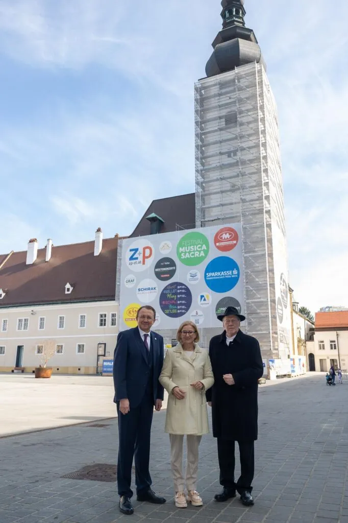 Pressetermin am Domplatz vor dem eingerüsteten Domturm zur dritten Etappe