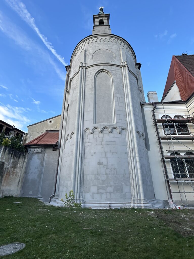 Post-restoration of the entire apse