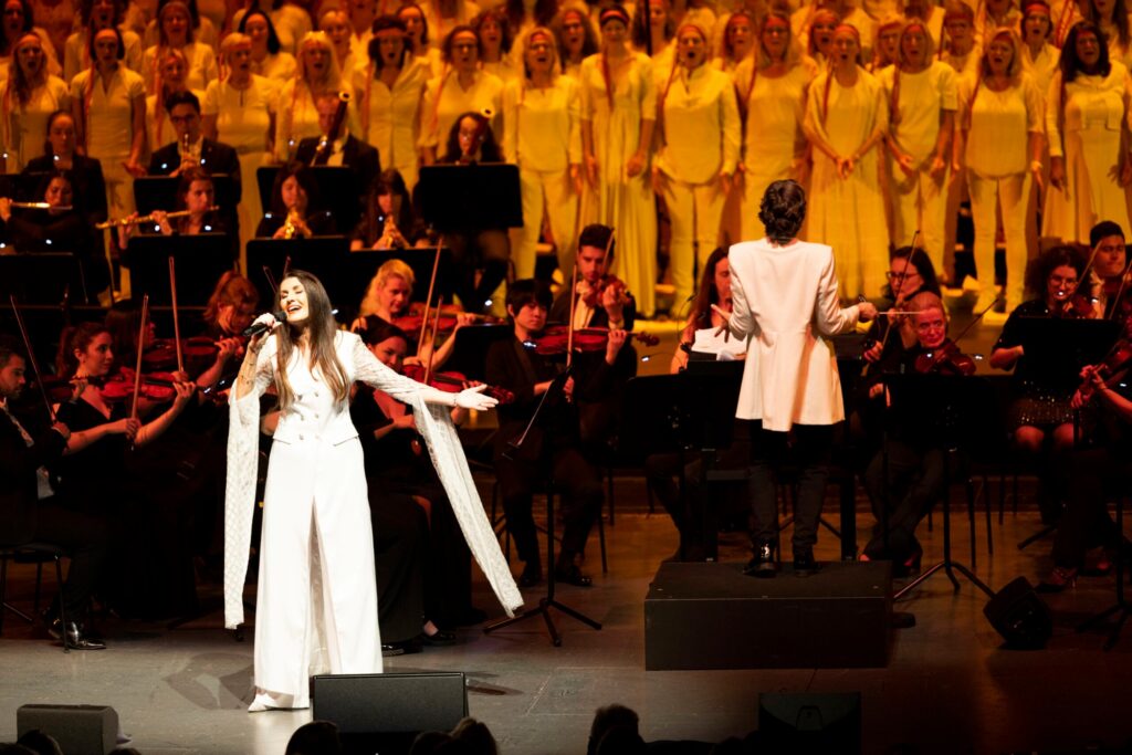 Monika Ballwein mit der Philharmonie Salzburg und Chor auf der Bühne